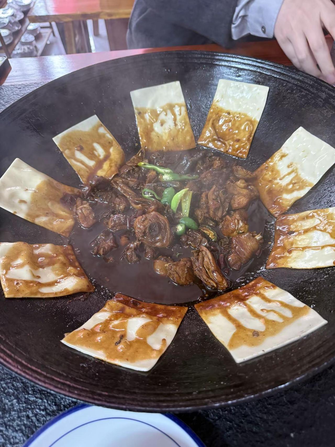 东七里附近又来一位玩的起的老板本以为这么便宜的地锅鸡会踩雷，没想到味道还不错。