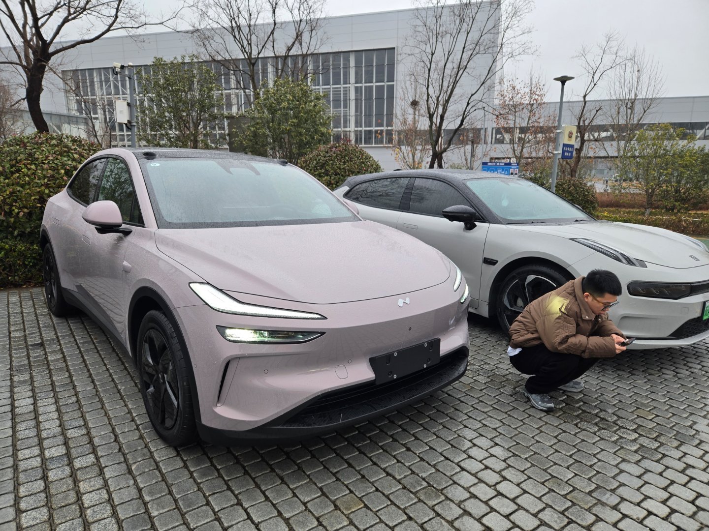 跟我一起提车的还有剪辑小伙伴，提了一台L6025款，还给自己选配了个牛马桌板，