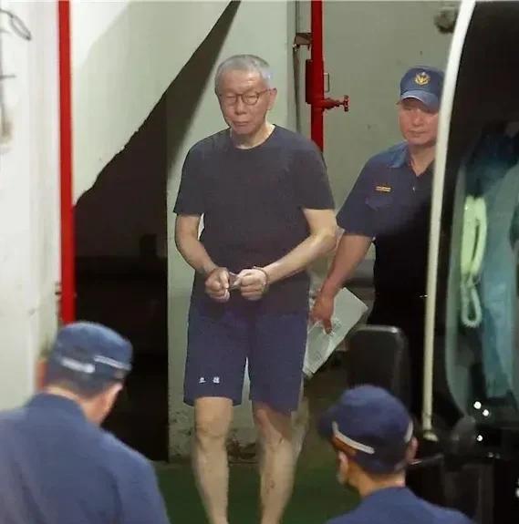 柯文哲今天在法庭上表示，他在看守所看了很多书，希望台湾地区社会能和解共生。但是民