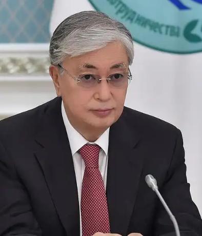 哈萨克斯坦这回算是把“摇摆”玩明白了，前脚刚跟美日签完稀土大单，后脚油轮就在黑海