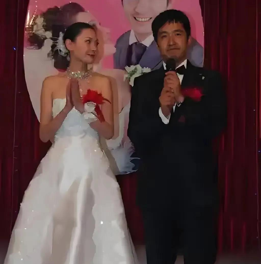 16年前，郭晓东与程莉莎婚礼在山东老家举行，几乎是全村出动，差点坐三轮车。程莉莎