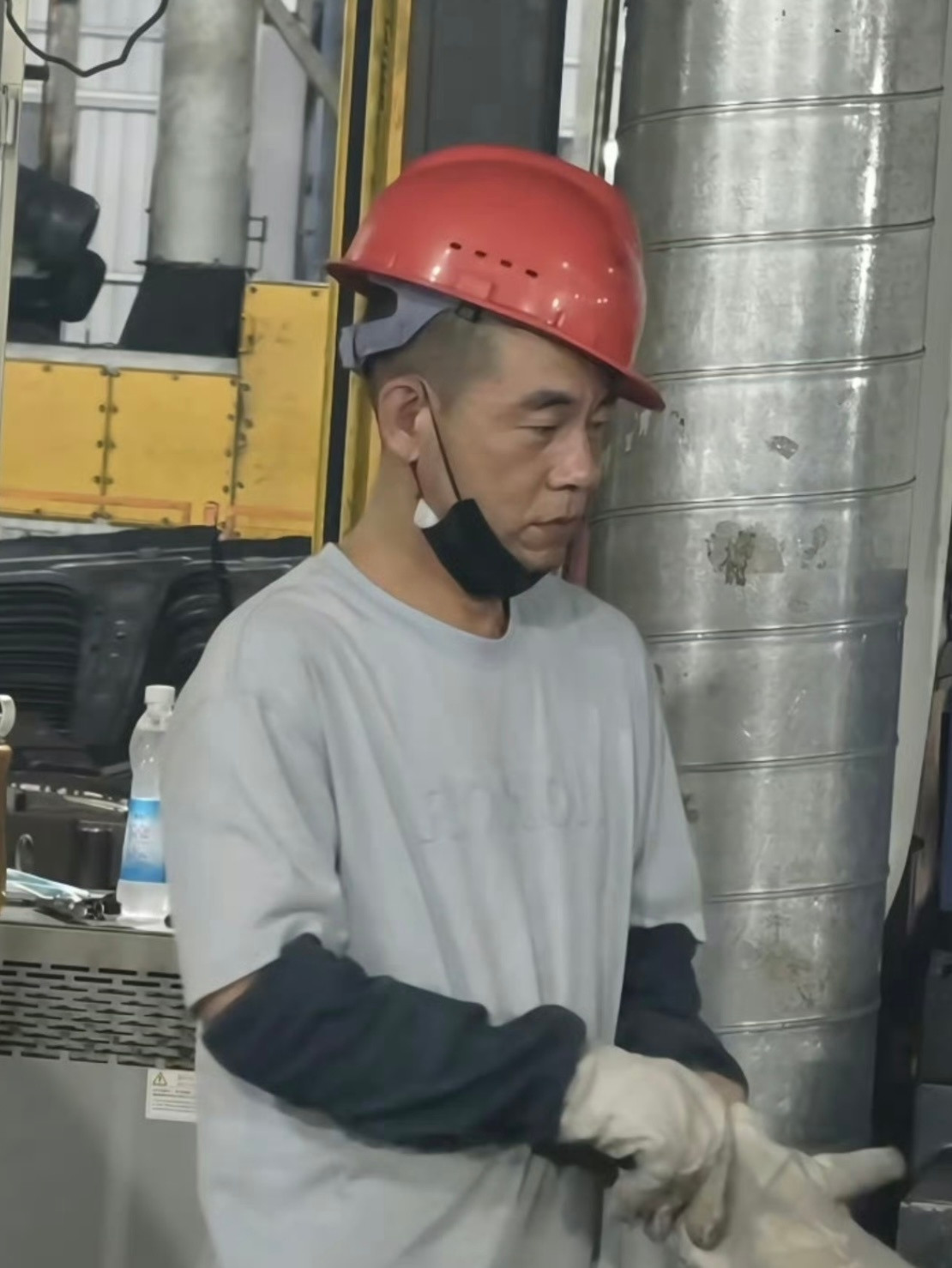 陈小春失散多年的弟弟真像啊🌚🌚🌚会不会是真的？​​​