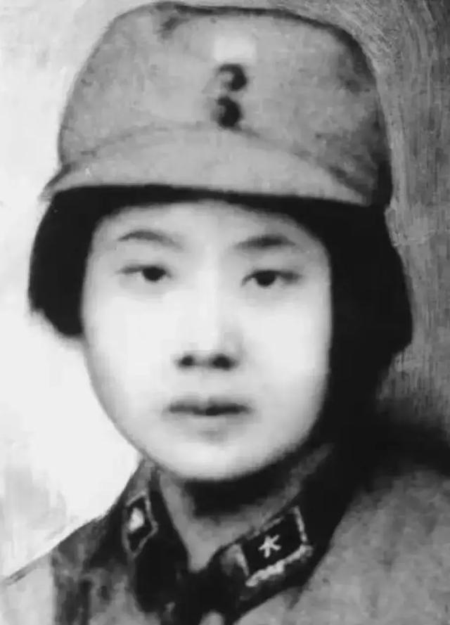 1942年，23岁女科长林心平，被残忍的敌人脱掉上衣，用铁丝穿过身体，拖着游街示