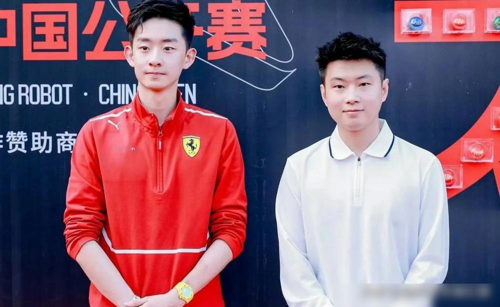 去年赵心童在克鲁斯堡捧杯那晚，吴宜泽就坐在台下。当时没人注意他眼神里的东西。5月3日半决赛，吴宜泽1