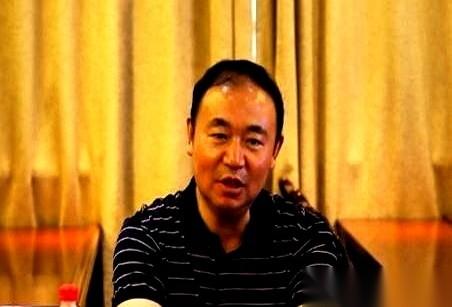蚌埠副市长吴永彬，几天前，还亲自带队去查养老院的消防。镜头里，他背着手，眉头拧