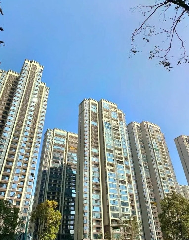 北京，一女子跟男人搞暧昧，前夫跟她离了婚，4岁女儿归前夫，她听说前夫把房产赠予了