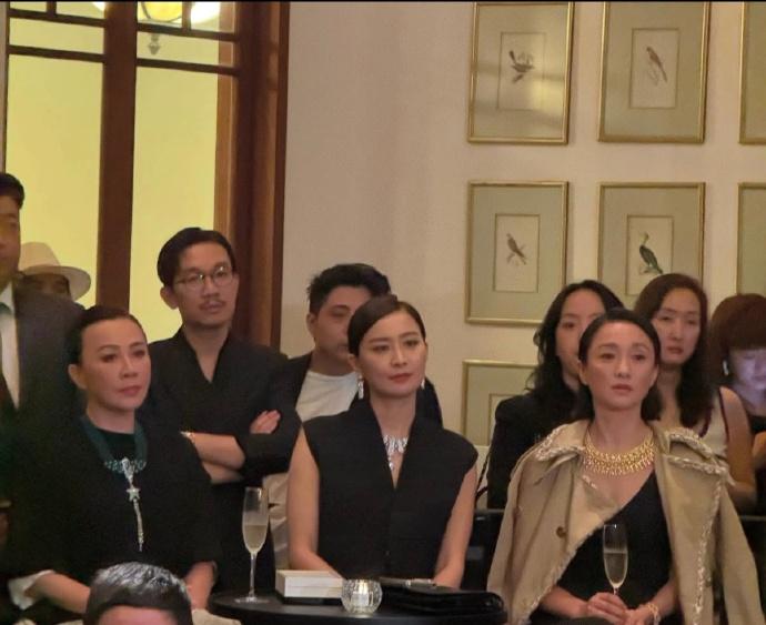 最近刘嘉玲和陈法拉还有周迅一起出席香奈儿的时尚活动，三位美女搭配的都很有气质，个