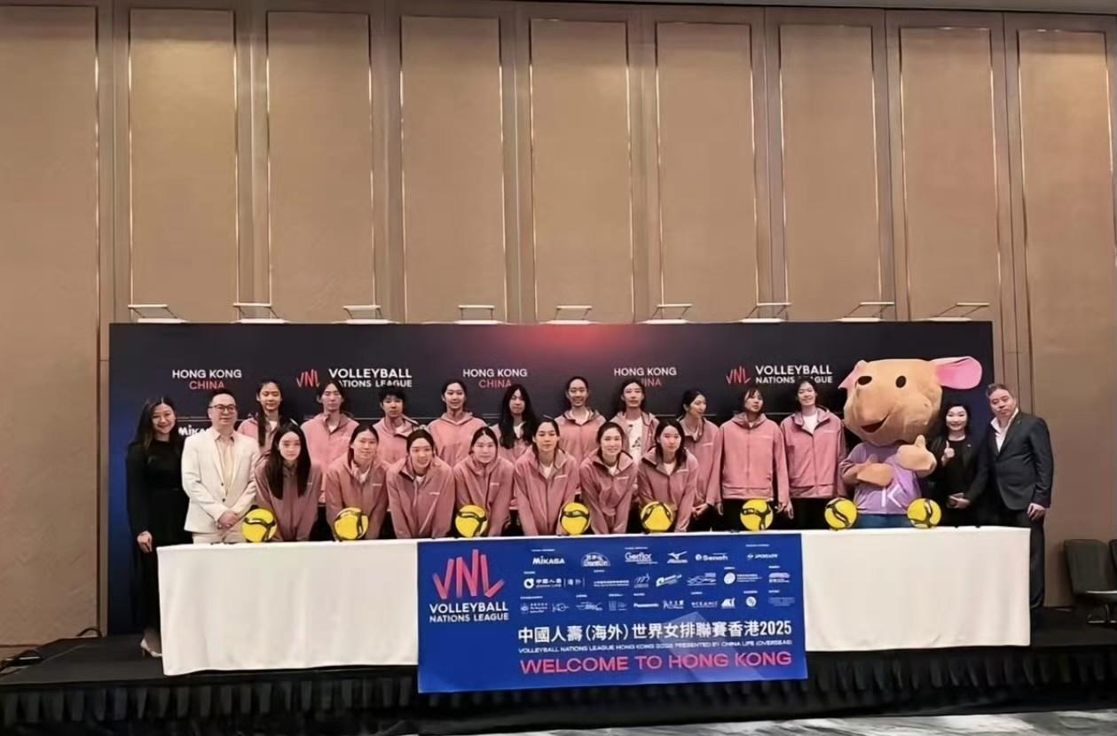 中国女排抵达香港站17人大合照来了，妹妹李盈莹跟随队伍出征，果然像网上所流传的俩
