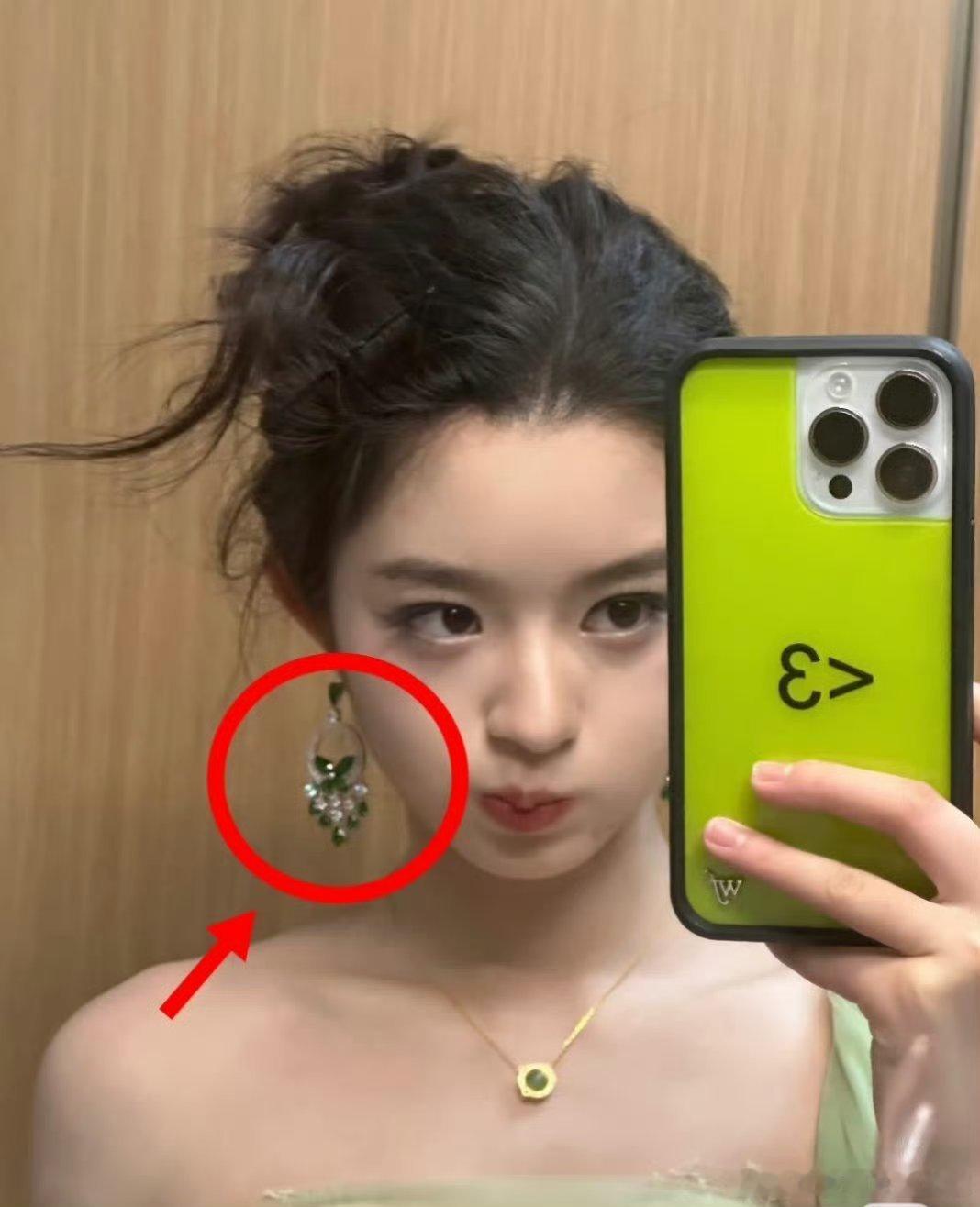 谁能想到黄杨钿甜耳环事件现在能发展的这么精彩……先是被扒出来耳环价值230w，引