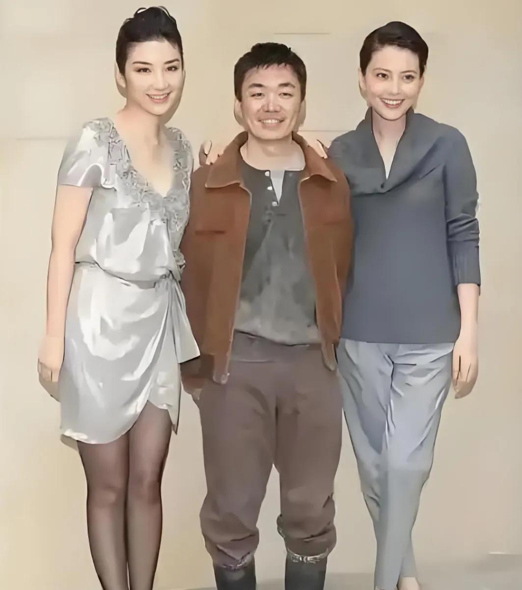 没想到，王宝强这么讨女士欢心，＂娱乐圈两位大美女把他夹在正中间＂。早些年，高圆圆