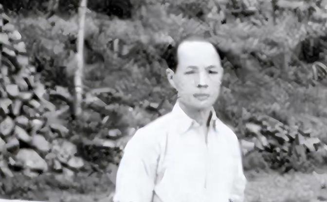 1962年看守张学良25年的特务队长刘乙光要被调走了，得知这个消息，50岁的赵一