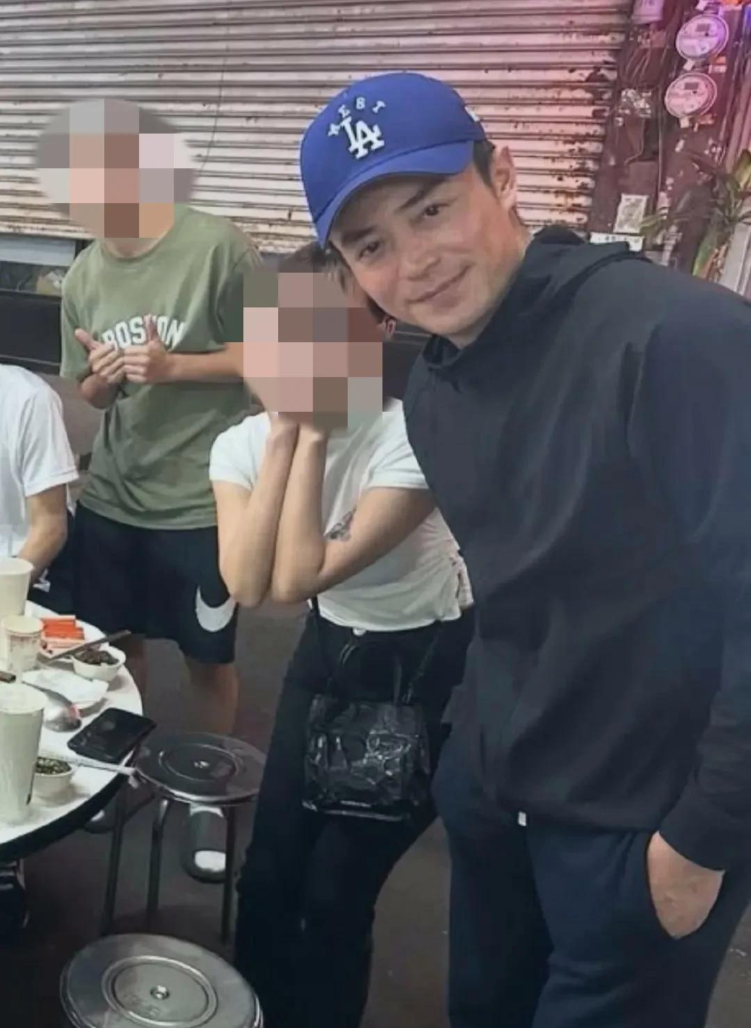 老干部霍建华现身火锅店，被粉丝偶遇，霍建华还是那样的帅，长脸型的男人最有型，这一
