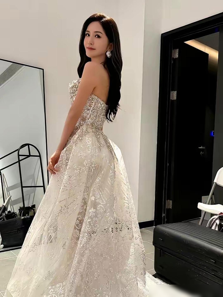 谢娜站上无锡奥体主持位，齐思钧站旁边，弹幕全在问：这是谢娜？不抢话，不飙高音，串场收着来。镜头怼脸拍
