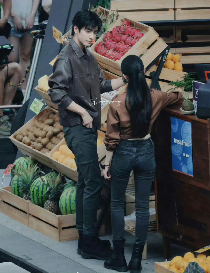 刘浩存这个背影好绝，存子身材比例有点优越