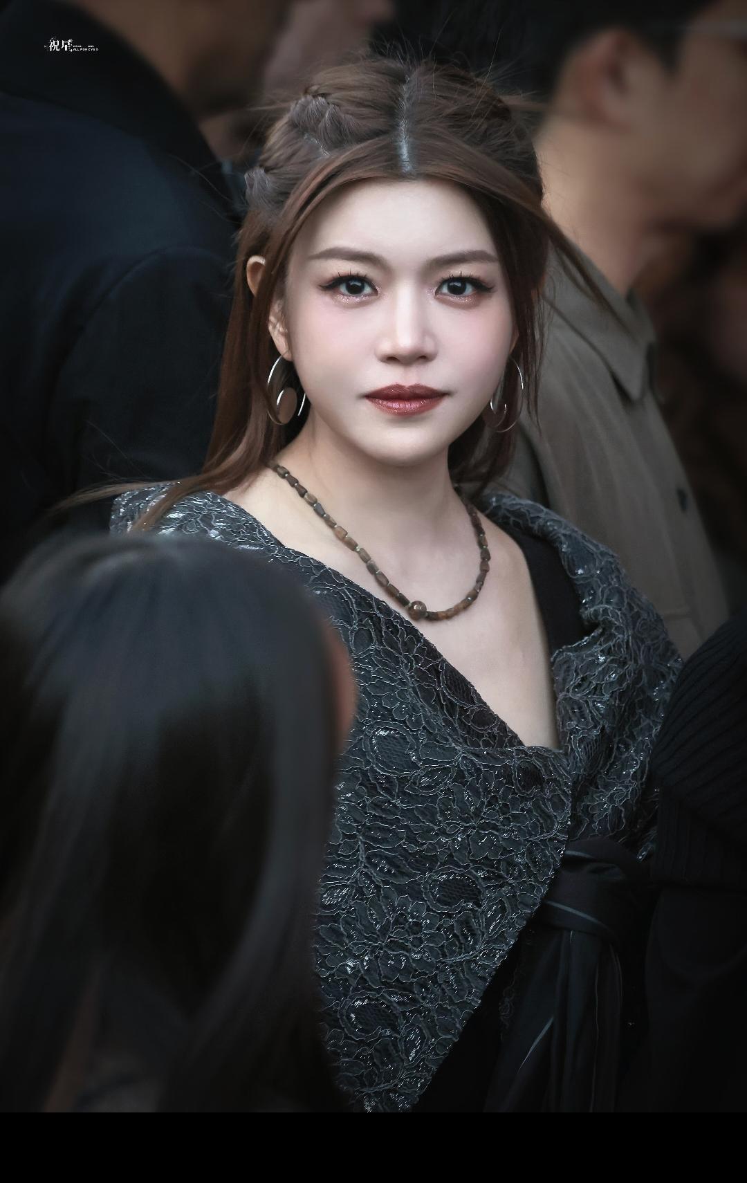 原来小龙女也能演恶女！她的这副妆容直接改变了以前我对她的刻板印象！这应该就是