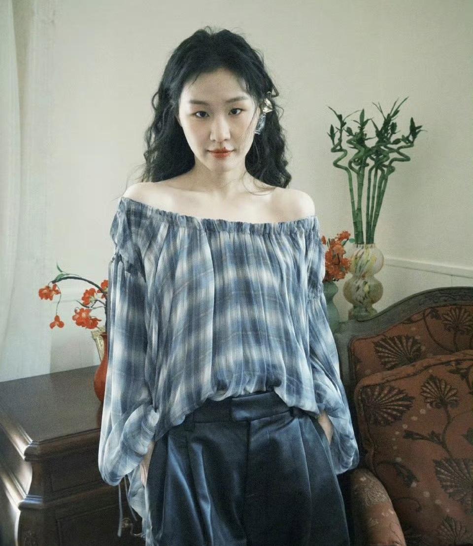 近期，金靖的身材变化成为大众热议焦点。在2025年7月西班牙综艺《地球超新鲜》的