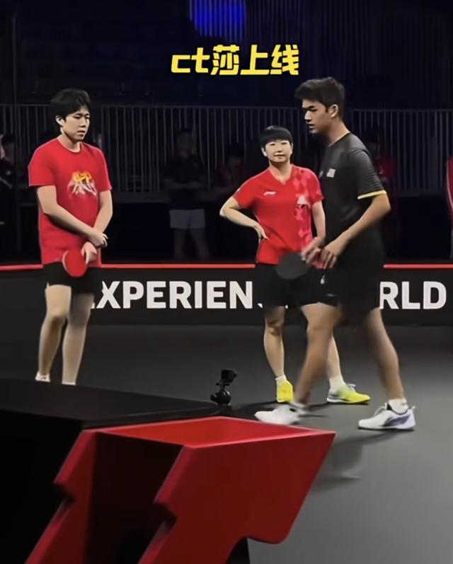 查了一下终于明白为啥莎莎笑成那样，谁能想到这是在美国，莎莎面对对方的搭档小哥