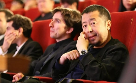 导演贾樟柯，这番话太过于真实！谈到如今空前繁荣的经济时，贾樟柯摇头说：“繁荣