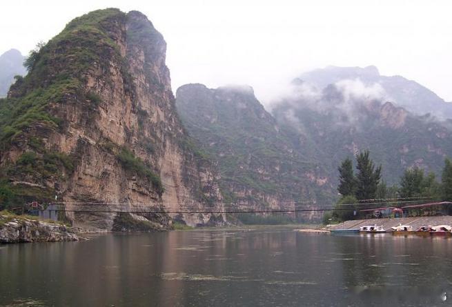 【十渡风景区】十渡风景区是中国北方唯一一处大规模喀斯特岩溶地貌。景区以在华北不多