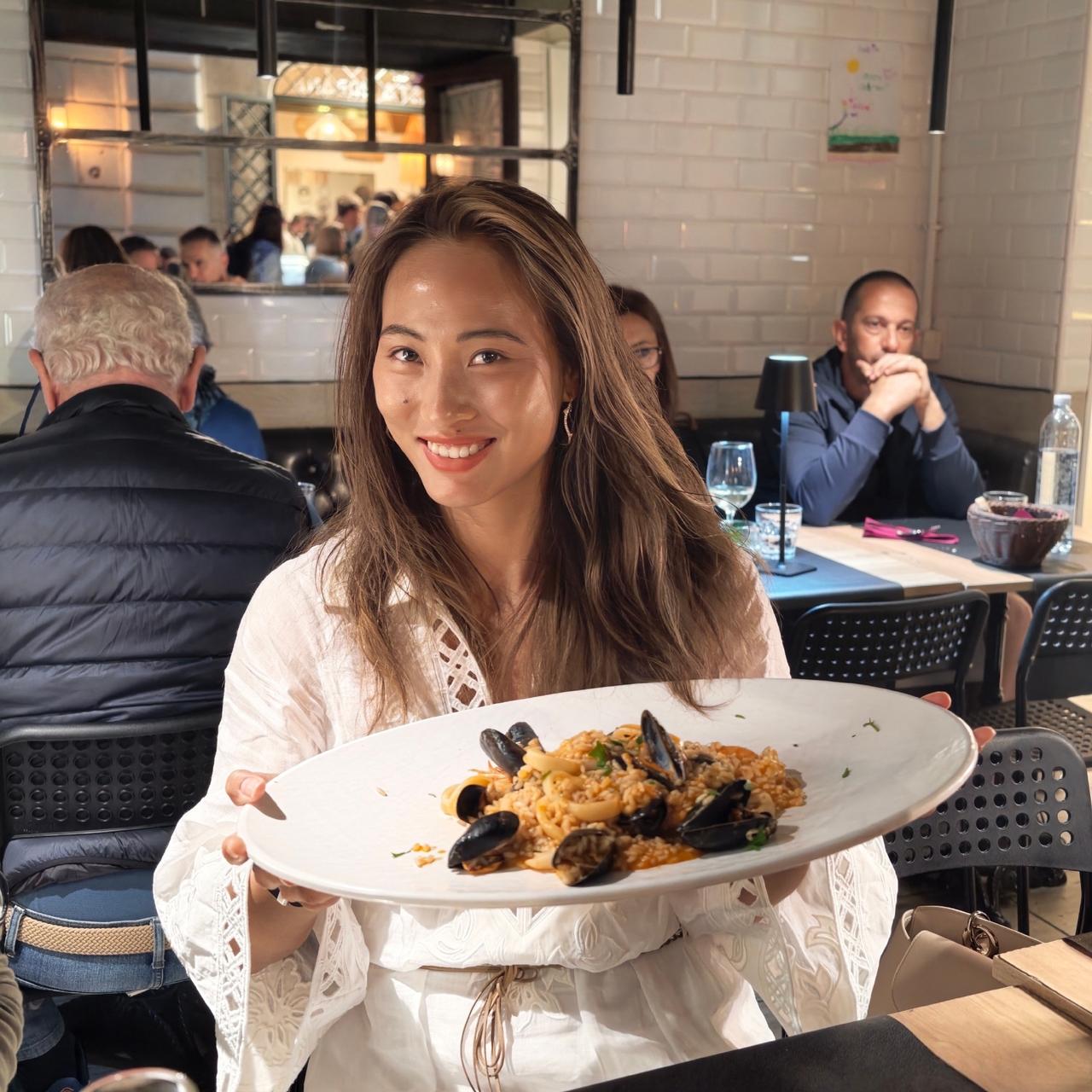 5月3日，郑钦文晒吃饭照，并配文“Eat🥘play🎾andlove💛”。