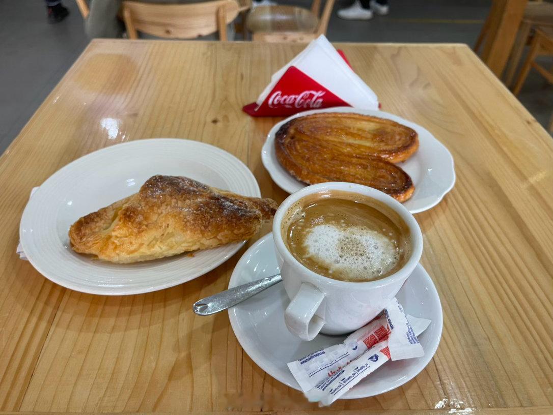 找到一家可以吃早餐的咖啡店，一共30元。​​​