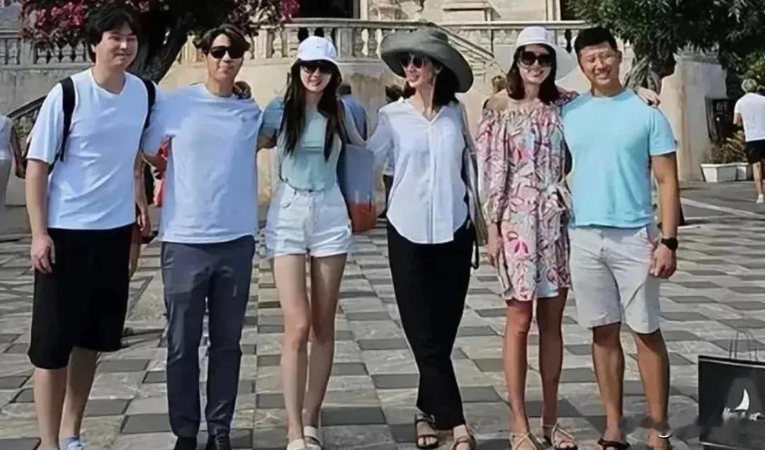 卢素英晒与三个子女的出游照！不加任何滤镜的老钱风，金熙英和其相比还是差的太远了！