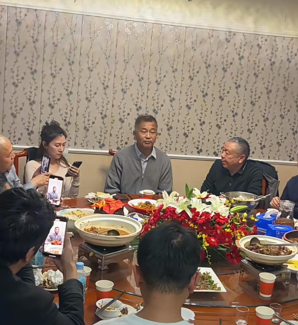 沈巍安徽行结束，在饭桌上总结陈词，圆满完成。沈巍说：“因为福建行的缘故，再加