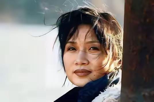 2000年，姜昆在国外偶遇已经出家的李娜，出于好奇，姜昆问她："你到底为什么出家