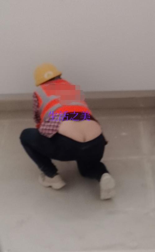 那天猛然看到这干活的女人，衣不蔽体，让人尴尬不能直视。城里人不要少见多怪，农村