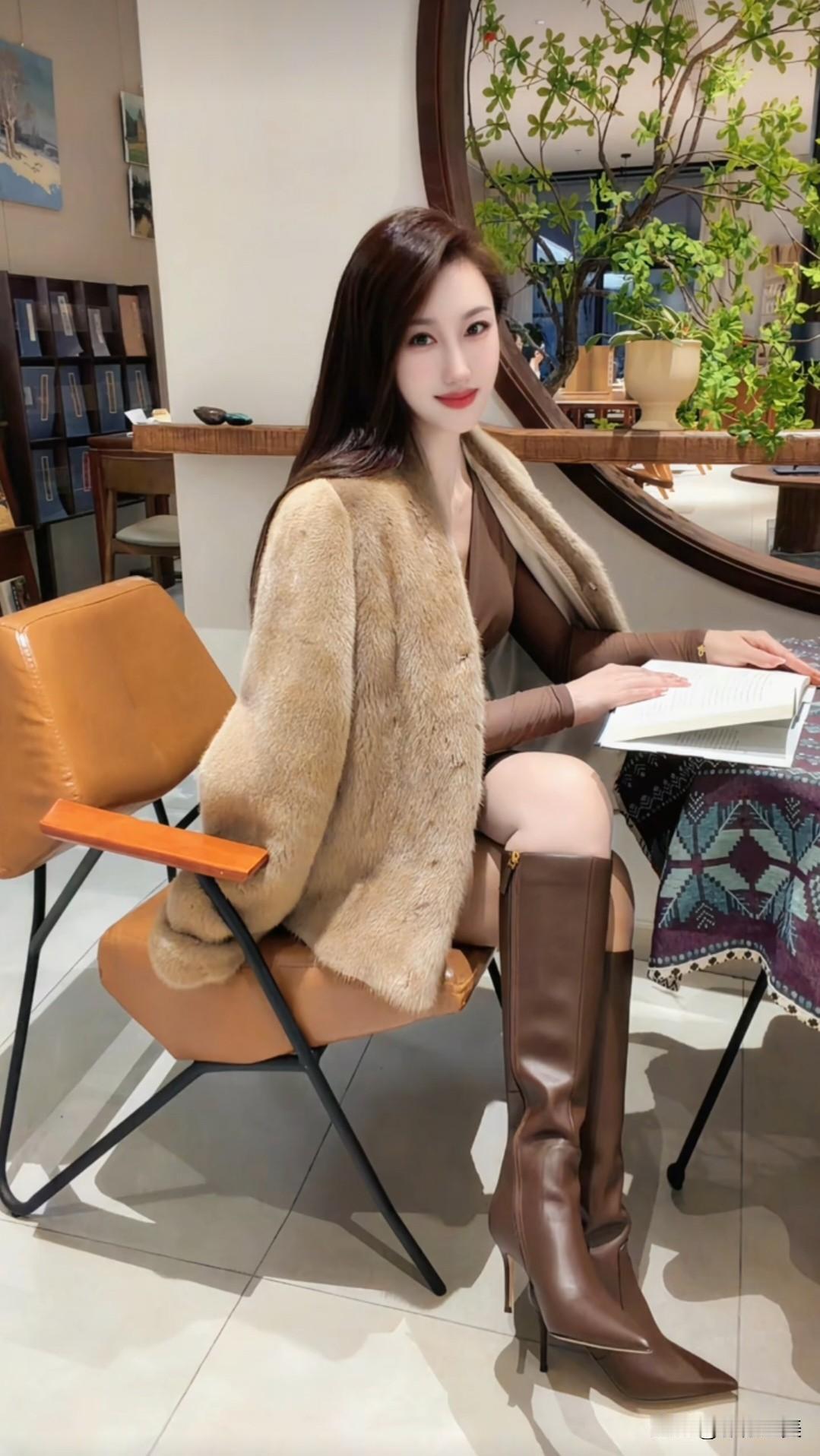 午后的闲暇时光，裹着软糯的毛绒外套，翻几页喜欢的书，让思绪在文字里慢慢沉淀～☕