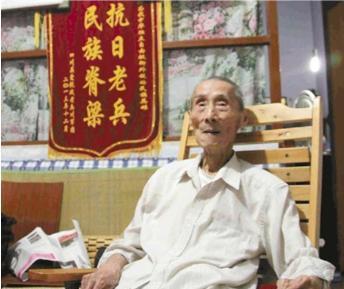 1942年，黄士伟在路上埋60枚地雷阻击日军，准备预测日军会停下的地方时，他突然