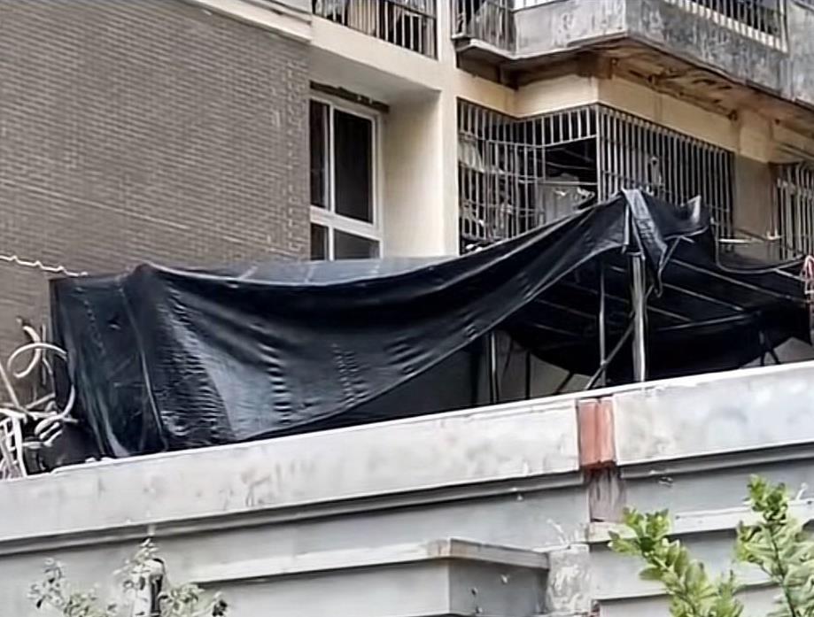 上海一旧高层小区，瓷砖脱落砸坏小区9辆车，物业表示没办法修缮，“高层以后就