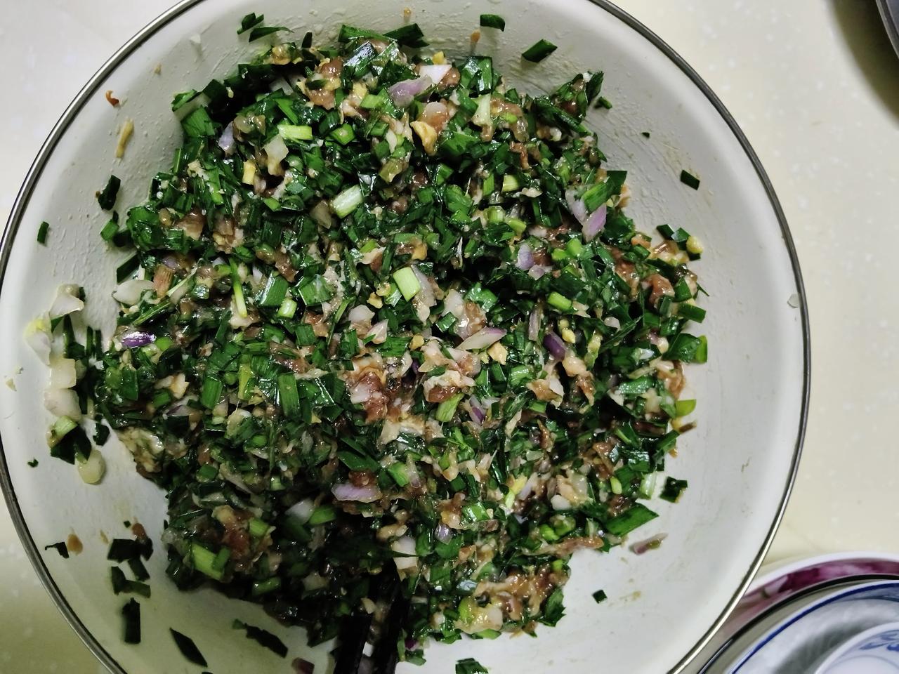 朋友去山上挖了些野韭菜，给我了一大包今天中午包一个韭菜肉馅的饺子，刚刚去超市买了