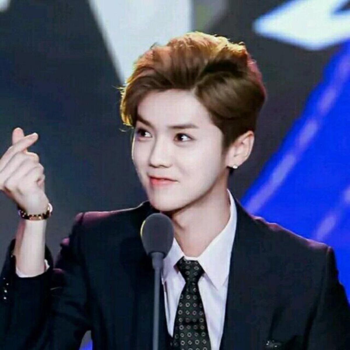 有个追鹿晗的女朋友，得先习惯两件事：一是家里快递盒永远摞成山，二是手机相册总在半