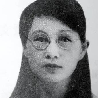 1909年，16岁的白薇与婆婆吵嘴，丈夫居然抡起凳子砸在她背上，婆婆见她