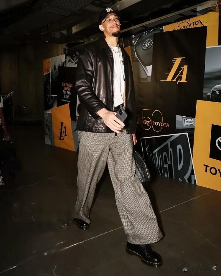 湖人中锋海斯真是太可惜了！明天湖人将会坐镇主场迎来和火箭的圣诞大战，让人感到非常