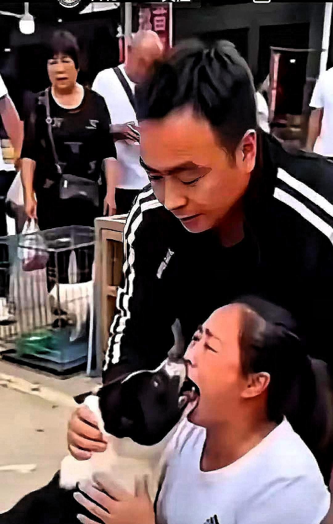 “它是我亲儿子，从来不咬人！”大妈抱着狗，冲着周围一圈人喊。前不久街头发生的