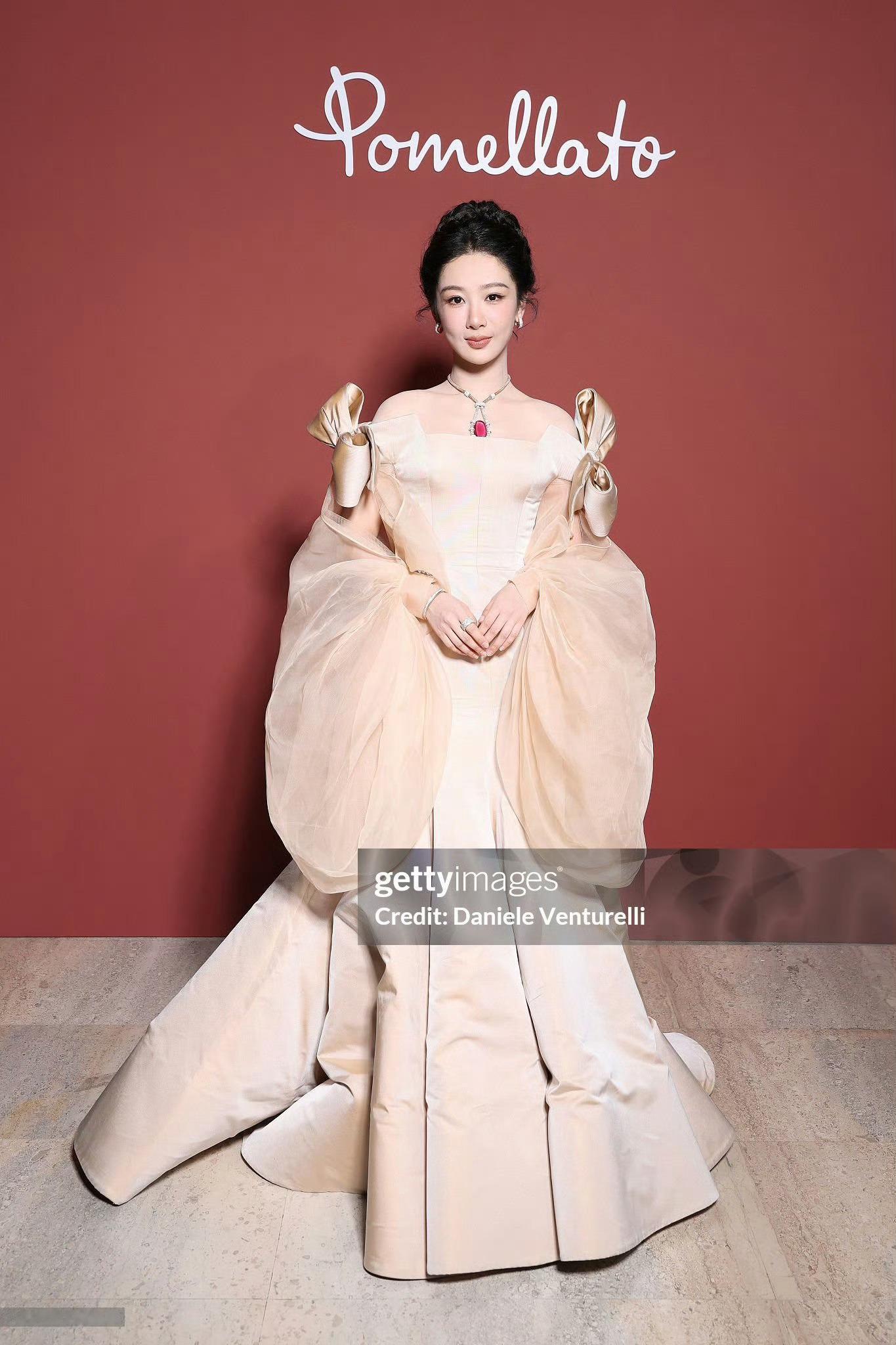 杨紫惊喜亮相Pomellato的高级珠宝开幕活动！一次美丽的海外展出，脖子中间的