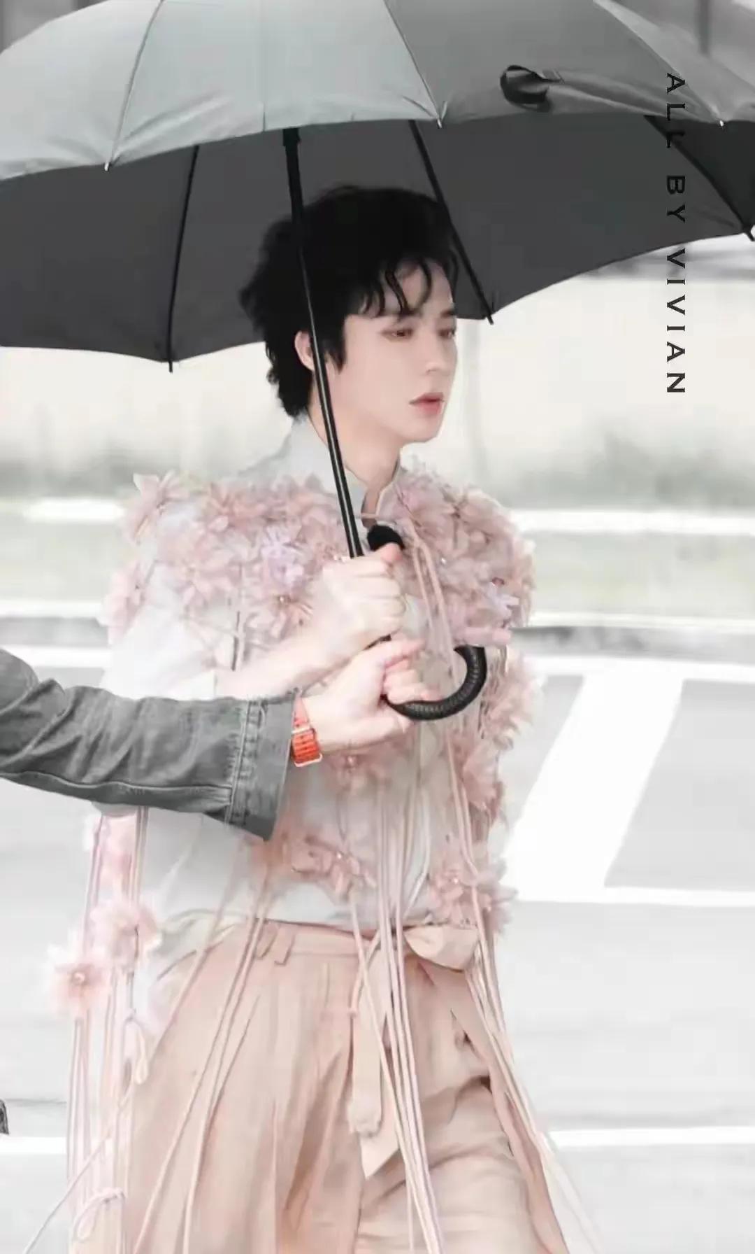 所以，有没有一种可能，P图是为了还原刘宇宁的美貌呢？嗯，刘宇宁精修图和生图的