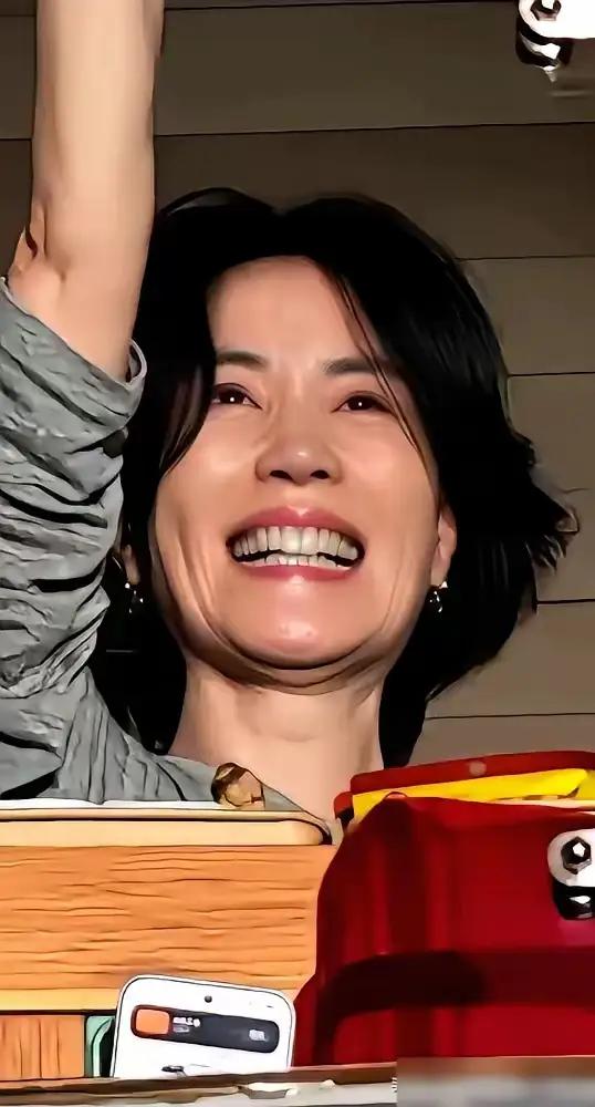 王菲抽烟，牙齿还是那么白，莫非有什么秘密？