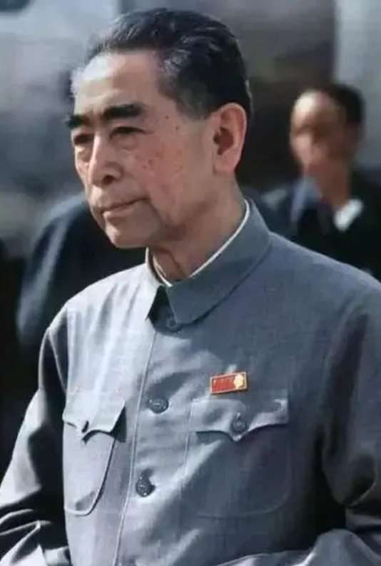 1950年，一次宴会上，周总理看到了徐向前的夫人黄杰，他端着酒杯走了过去，对她说