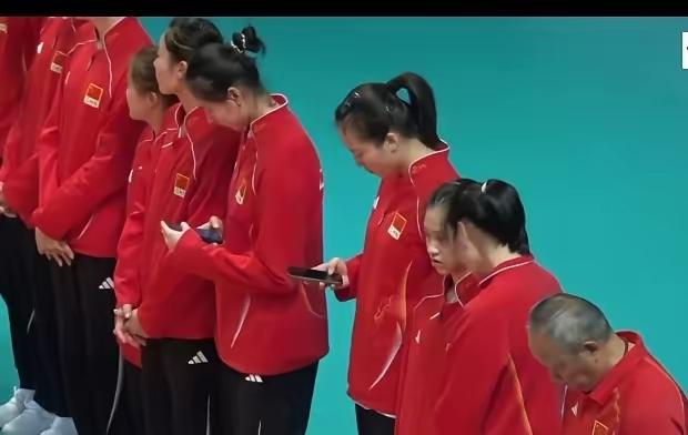 昨天晚上，中国女排以0比3惨败给日本女排后，站在领奖台旁准备领奖时，主教练吴胜和