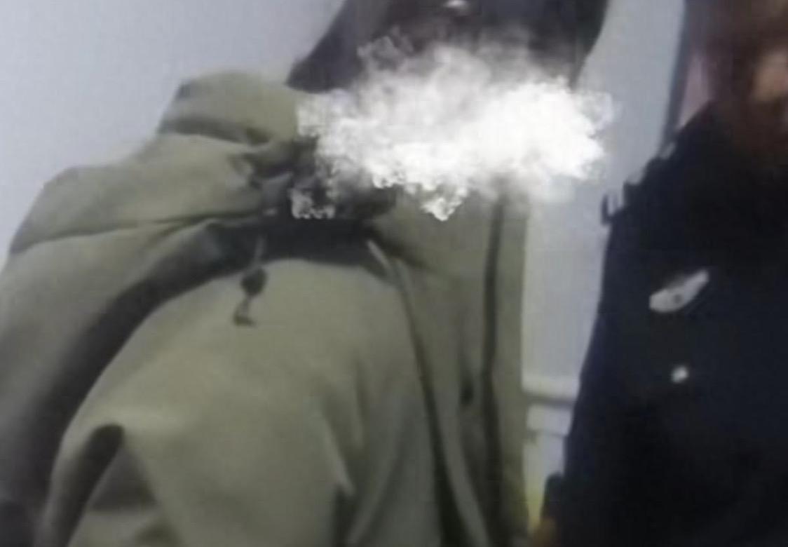 20多岁的小姐姐你干个啥不行啊，非要靠偷快递为生！根据法治进行时的报道，有一小