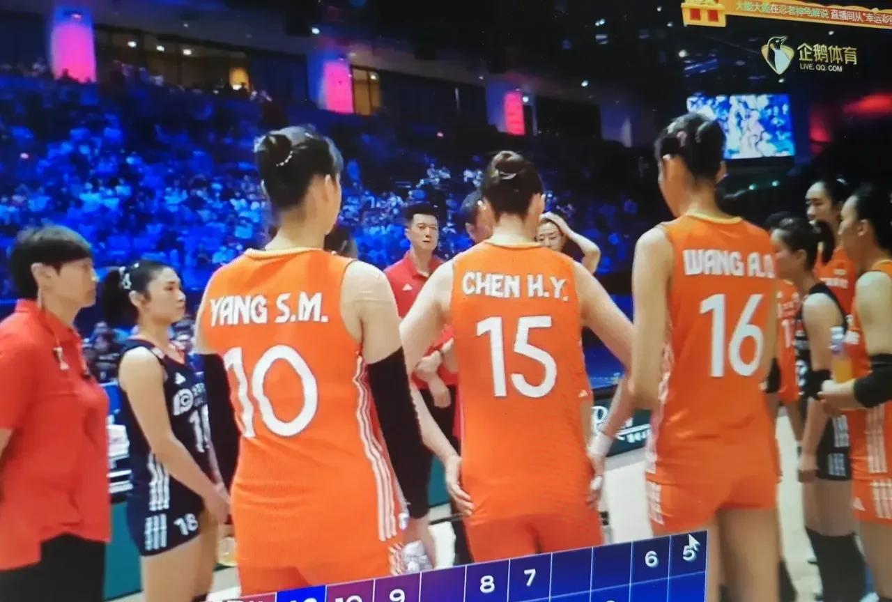 新鲜滚烫的女排中日之战数据！中国队发扣拦失全面超越日本女排。这是媒体刚刚爆出的今