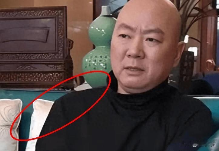 郭冬临现在一个人住北京郊区，日子过得挺自在。有网友说，这年纪不结婚没孩子，看