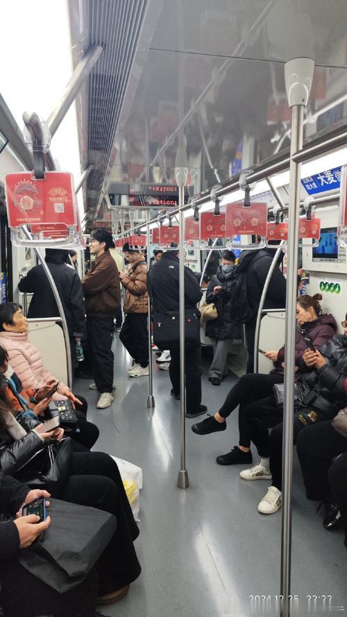 上海地铁4条路线全线停运，对市民生活影响巨大。就像我朋友住闵行颛桥，平时靠5号线