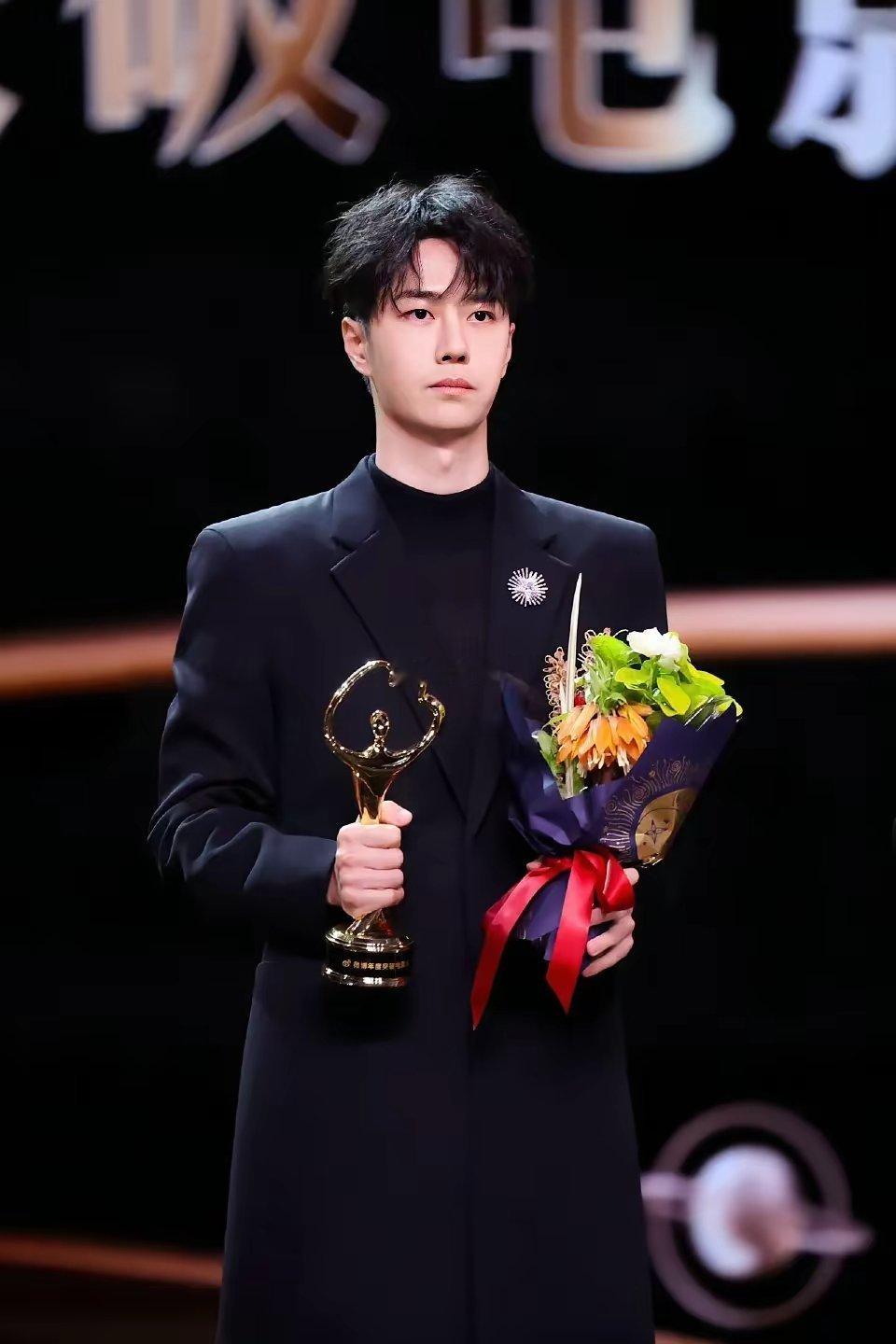 鹿晗在顶流时期时拒了电影《少年的你》，而是选择了关晓彤主演的《甜蜜暴击》。而王一