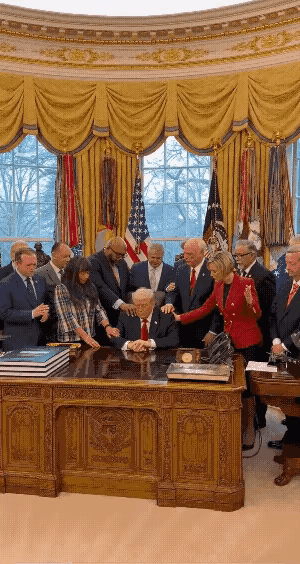 ⚜️我仔细数了三遍，18人在椭圆办公室为美军举行祈福仪式。17个牧师，两位女士和