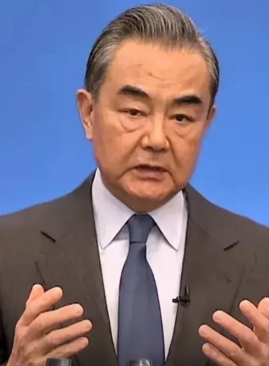 民进党高层现在怕坐不住。他们大概没料到，记者会上直接点出了问题症结。