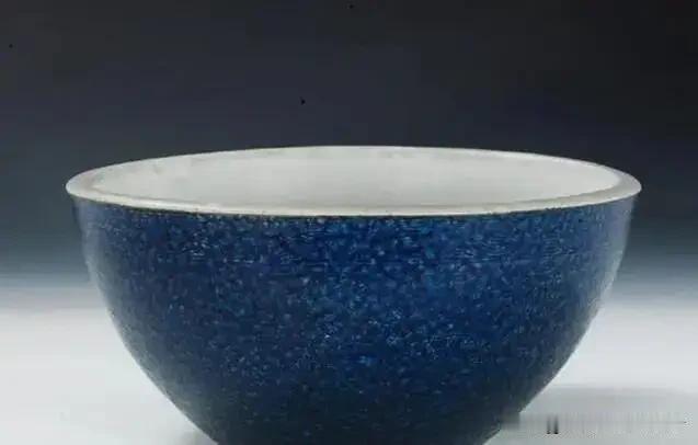 1973年冬天北京西单文物商店进来个老太太，裹着蓝布棉袄手里拎个布包，进门就把包